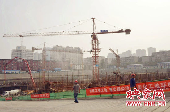 郑州现“高空喷淋式塔吊” 施工现场宛如“仙境”