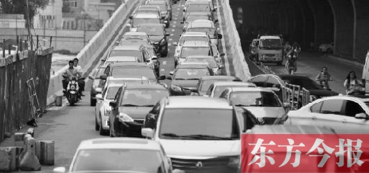 昨日，郑州市大学路与陇海路交叉口处，因封闭施工，现场堵成停车场