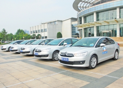 焦作整装待发的约租轿车