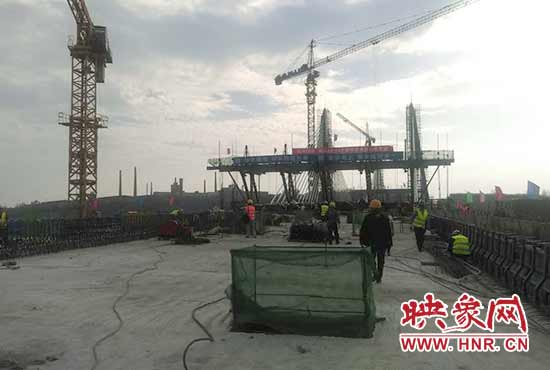 朝阳沟特大桥主体合龙后将进行桥面铺装等配套工作