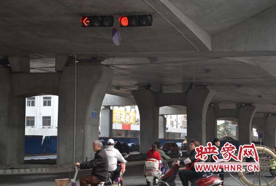 郑州陇海高架桥下指示牌摇摇欲坠