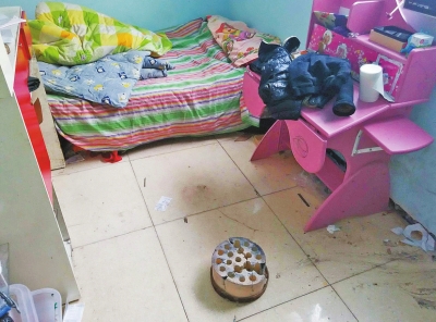 在理发店死者居住的卧室内，地上放有一个大煤球。