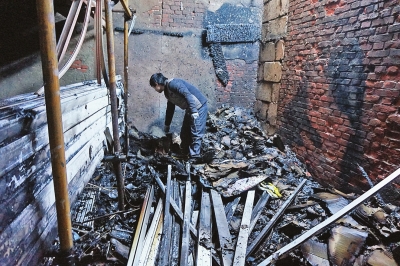 加工门的小店失火，被烧成一片废墟。