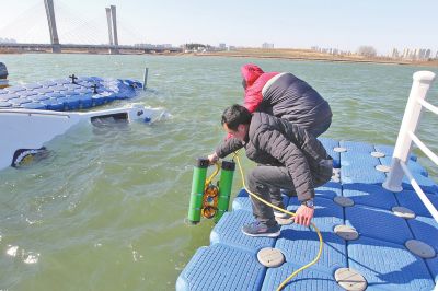 郑州龙湖1号巡逻艇被冻烂沉船龙湖 两时捞出沉船