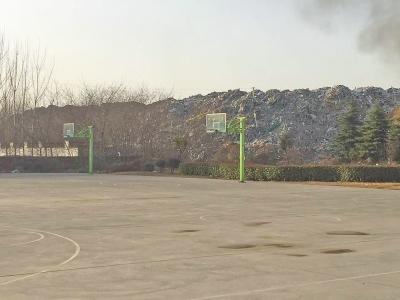 河工大新校区被垃圾包围15年 垃圾超6层教学楼