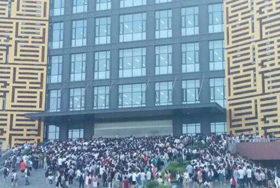 高温天郑州高校图书馆被挤爆