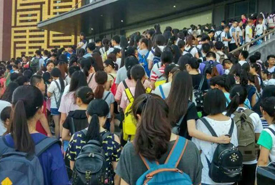 高温天郑州高校图书馆被挤爆