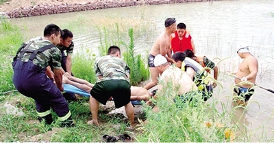 7月12日傍晚，郑东新区龙湖，救援人员下水打捞溺水男子。