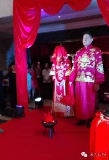 漯河姑娘与英国小伙办中式婚礼 跨火盆跨马鞍 漯河姑娘与英国小伙办中式婚礼 跨火盆跨马鞍