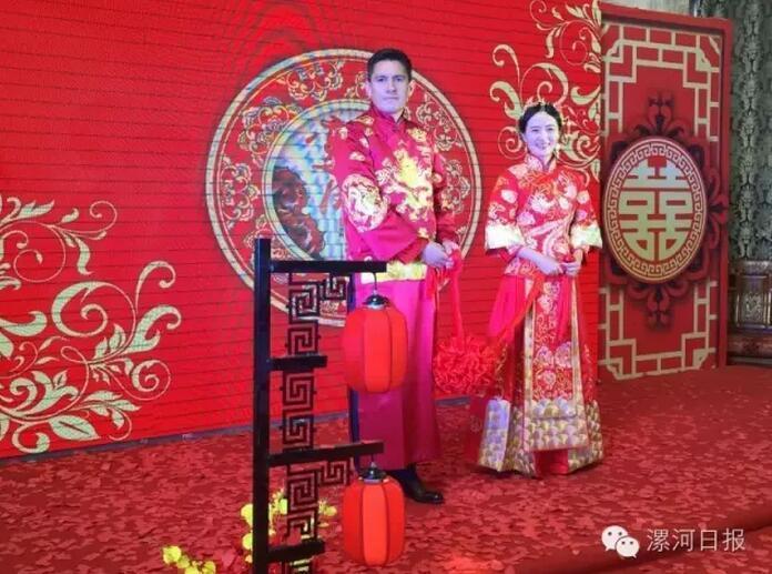 漯河姑娘与英国小伙办中式婚礼 跨火盆跨马鞍