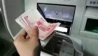 济源女子ATM机取钱 卡还没插进钞票哗哗往外吐