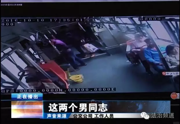 两男子坐郑州公交竟然跳窗 只因为坐过站点