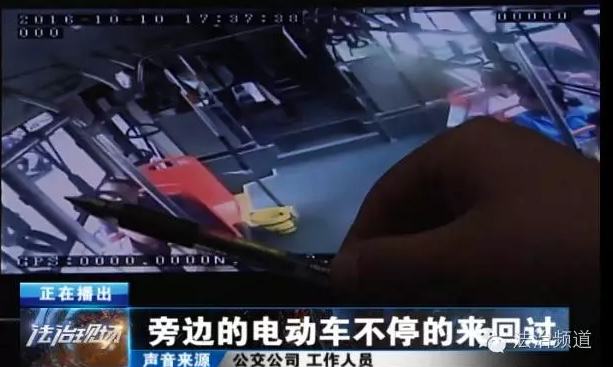 两男子坐郑州公交竟然跳窗 只因为坐过站点