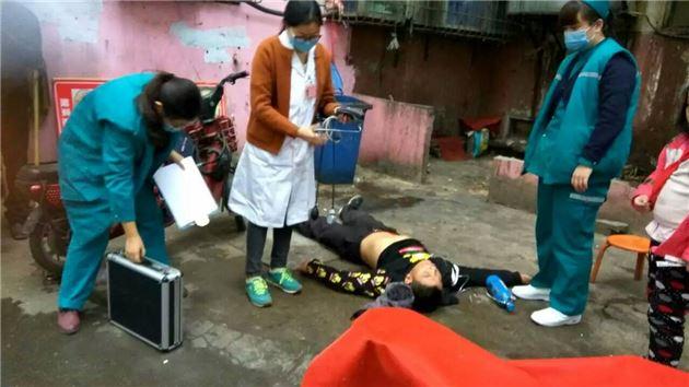 郑州一男子晕倒在火车站 好心女大学生将其救起
