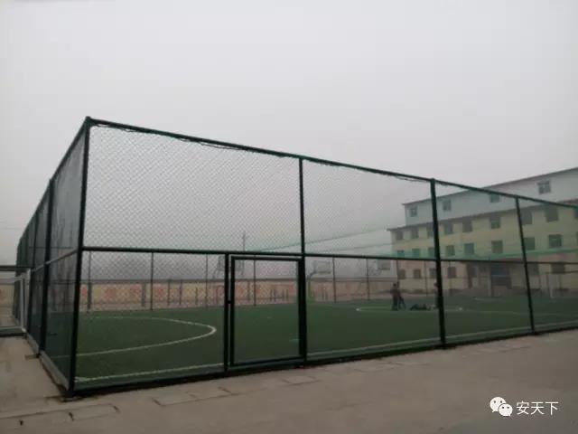 安阳一学校雾霾天里让400多名学生在操场考试