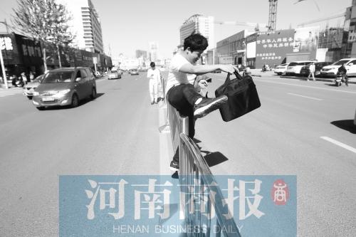 郑州警察叔叔1小时抓住46名“跨栏选手”