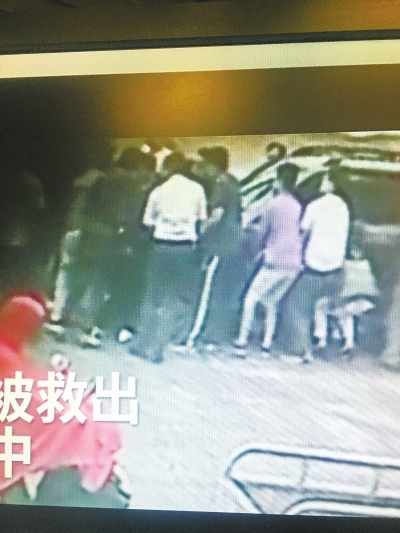 温暖！女子郑州街头被卷入车底 大伙抬车施救