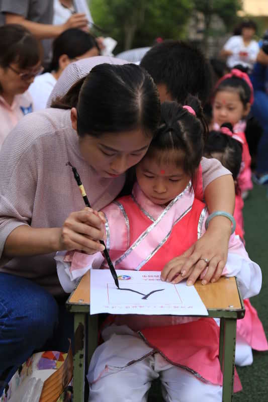 郑州一小学为新生举办“入泮礼” 感受国韵雅礼