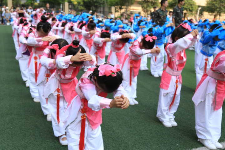 郑州一小学为新生举办“入泮礼” 感受国韵雅礼 郑州一小学为新生举办“入泮礼” 感受国韵雅礼