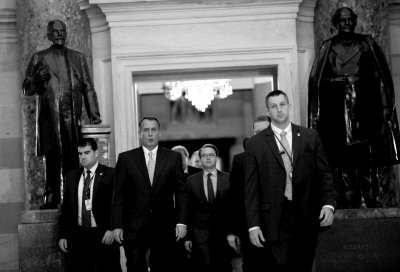 10月16日，在美国首都华盛顿国会大厦，众议院议长博纳（左二）前去投票。