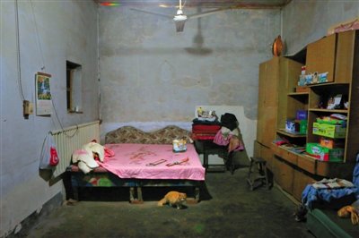 10月18日，河北保定市清苑县东臧村。郑艳良的房间，锯断自己病腿的工具还摆在床边。