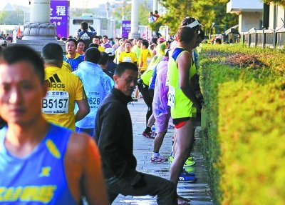 北京马拉松“尿红墙” 集体嘘嘘是传统？