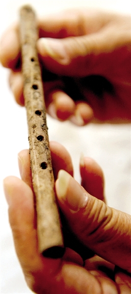 这是近日出土的用丹顶鹤尺骨制成的五孔骨笛。新华社发