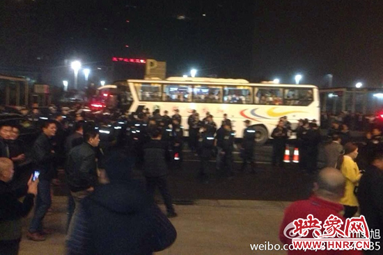 11月1日深夜，郑州郑东新区夜总会“皇家一号”被查处。网友供图