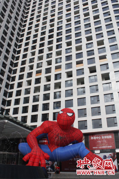 蜘蛛侠现身苏荷中心，足足有四五层楼高