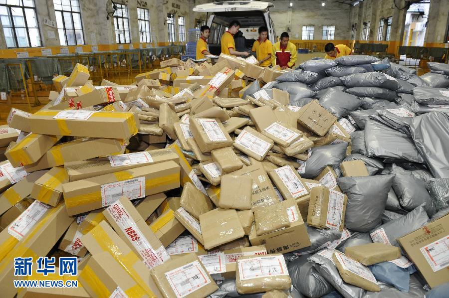 11月11日，在韵达公司广州某分拣站，工作人员在处理刚刚送来的一批快件。