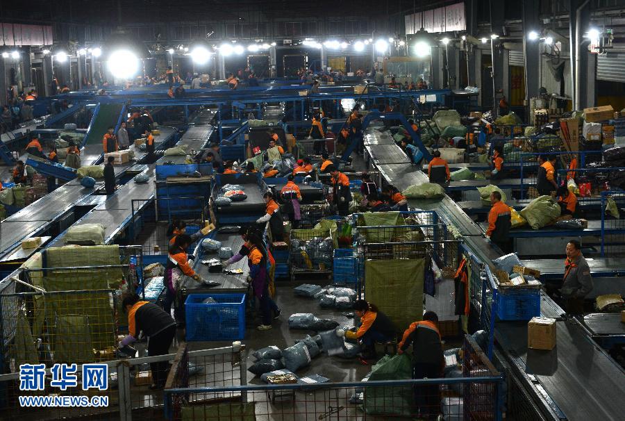11月11日，在位于杭州市萧山区的某快递公司分拣中心，工作人员忙着分拣快递包裹。