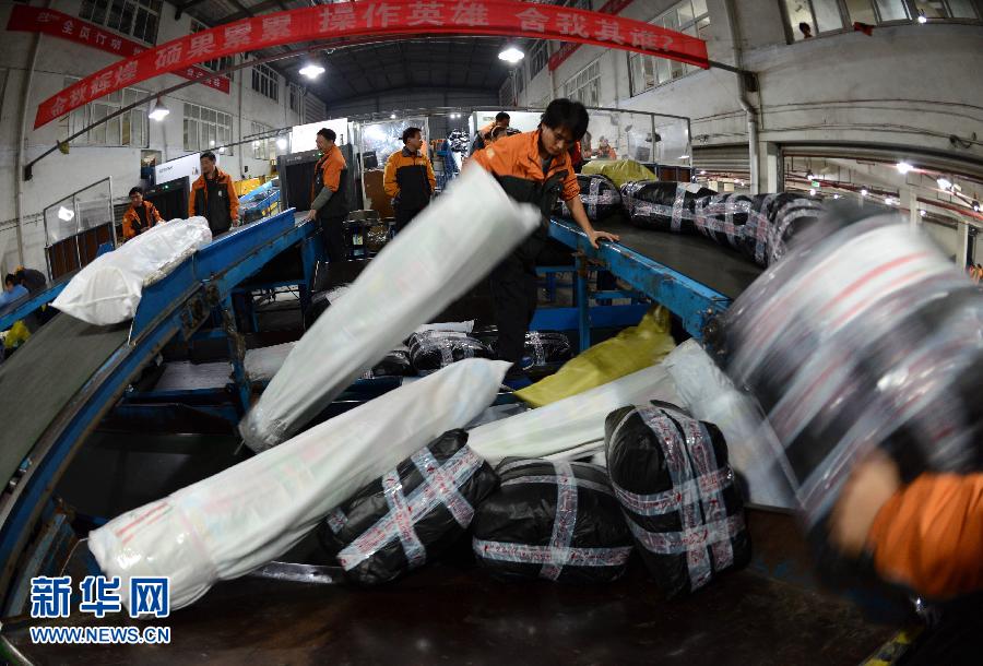 　11月11日，在位于杭州市萧山区的某快递公司分拣中心，工作人员在分拣快递包裹。
