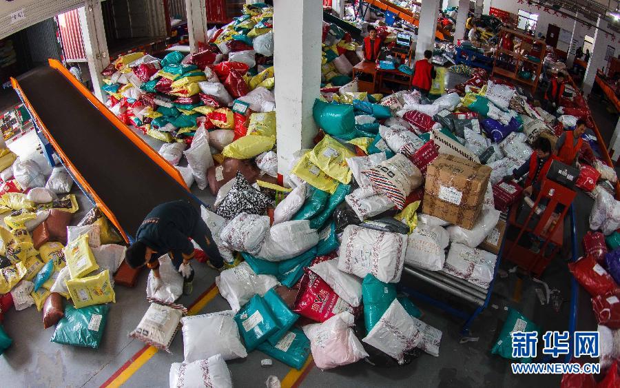 11月11日，江苏省南通市一家快递公司的员工在分拣堆积如山的快件。
