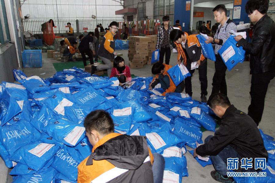 11月11日，浙江省嘉善县一家快递公司的员工在清点当地一家企业准备寄给客户的商品。