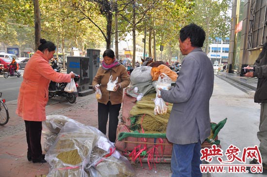 在卖粉条的时候,还有市民给他们送饭。