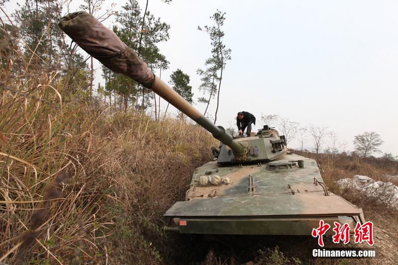 12月4日，浙江台州，人们在坦克前围观。