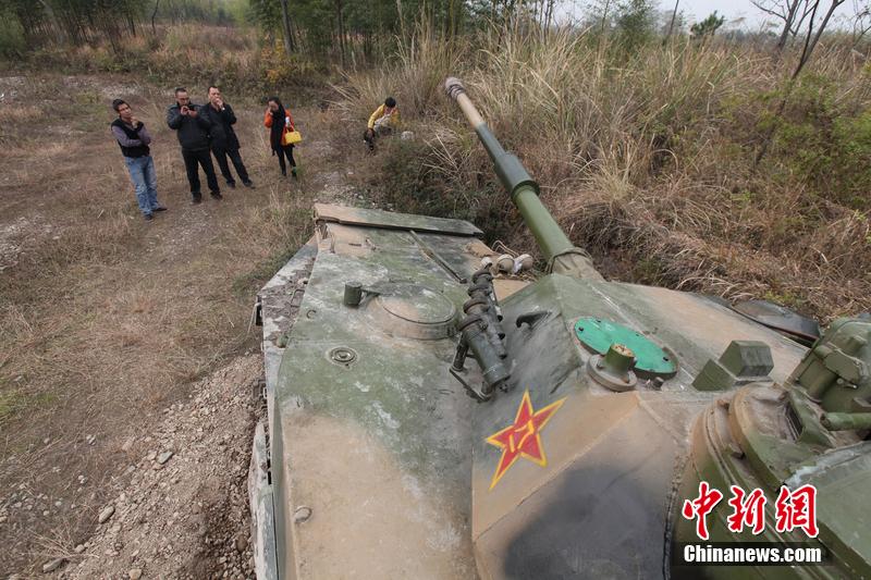12月4日，浙江台州，人们在坦克前围观。