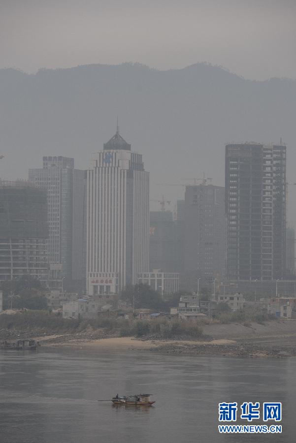 12月5日，一艘渔船行驶在雾霾笼罩的福州乌龙江上。