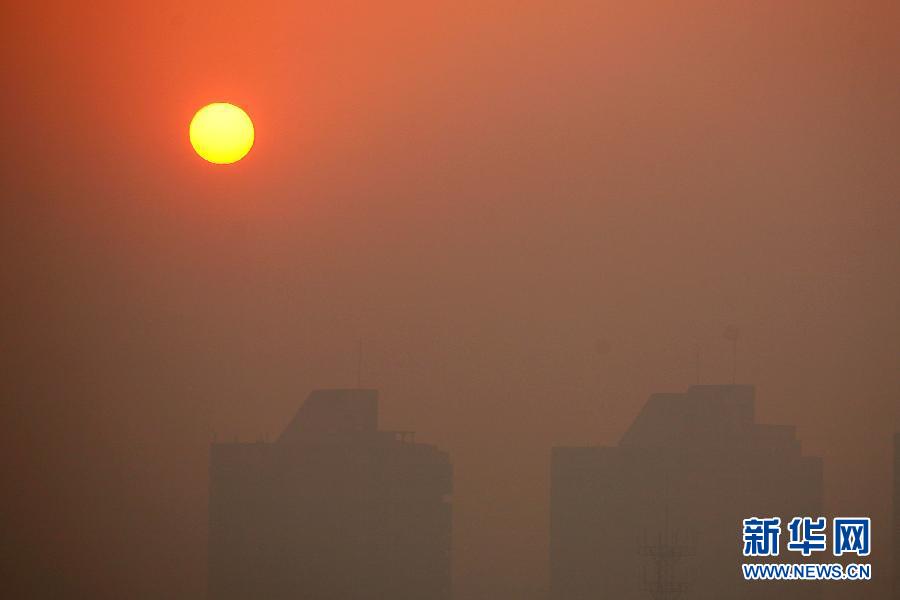 这是12月2日清晨拍摄的雾霾笼罩的江苏省扬州市景观。