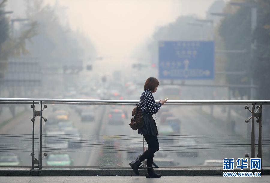 12月3日，市民行走在雾霾笼罩的成都街头。