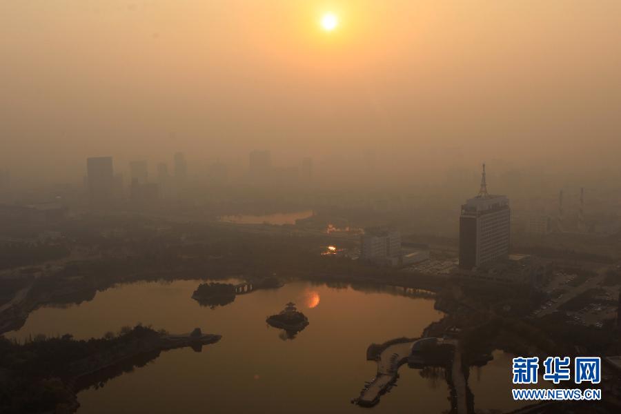 12月3日，山东省日照市新市区建筑群笼罩在雾霾中。