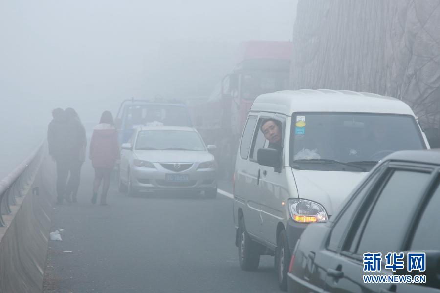 12月4日，沪陕高速扬州段大量车辆滞留。