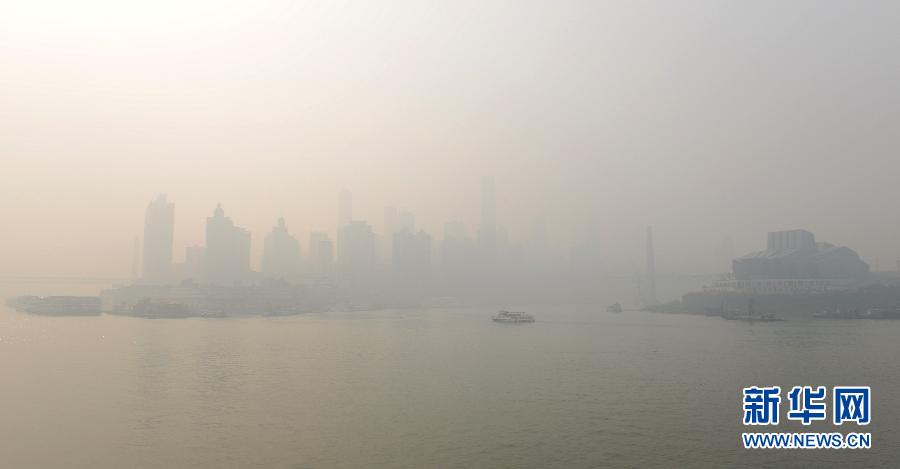 12月4日，重庆市区笼罩在雾霾中。