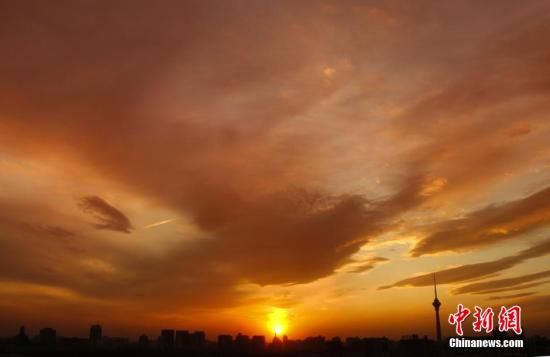 12月8日下午，强烈的西北风光临北京，吹散了笼罩全城上空的雾霾，冬日罕见的艳丽晚霞映红了半边天。