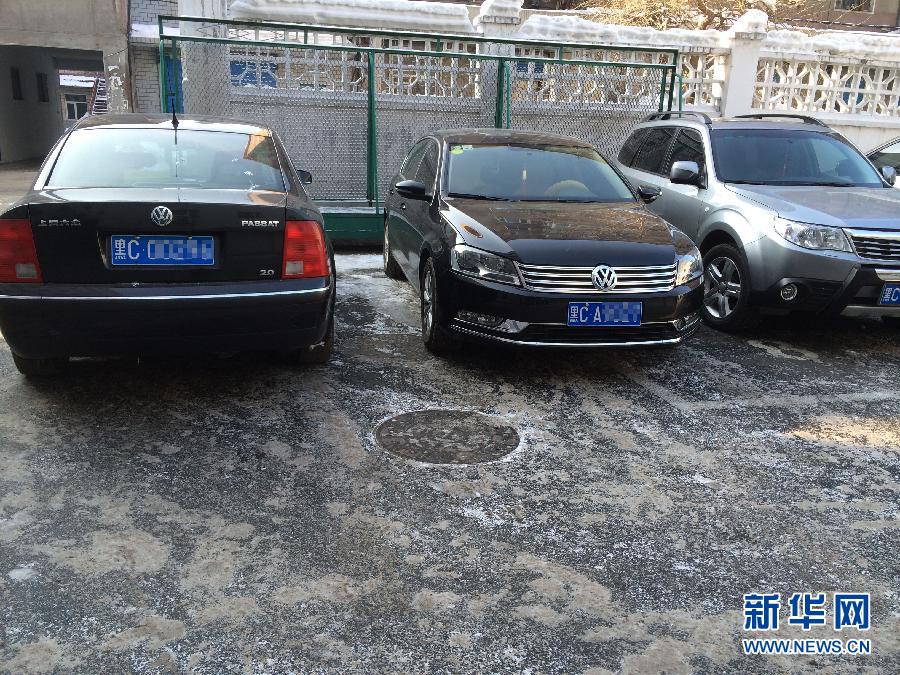 停在牡丹江市地税局后院的车辆（2013年12月10日摄）。