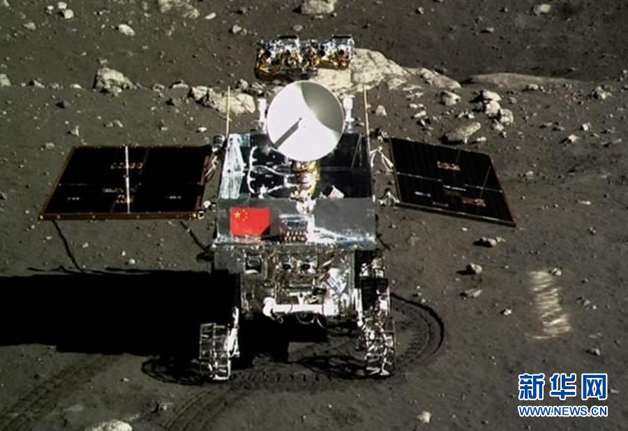 这是北京飞控中心大屏幕上显示嫦娥三号着陆器上的相机拍摄的“玉兔”号月球车。