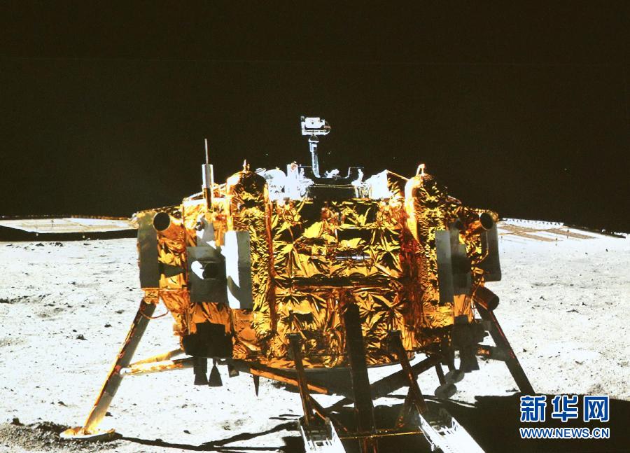 这是北京飞控中心大屏幕上显示“玉兔”号月球车上的全景相机拍摄的嫦娥三号着陆器照片。