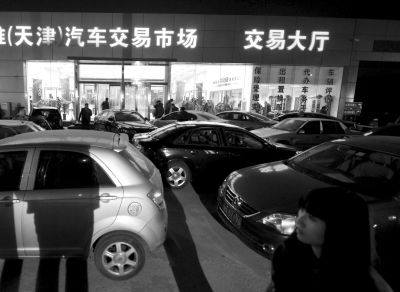 15日晚，办理二手车交易手续的天津欧雅汽车市场灯火通明。新华社发