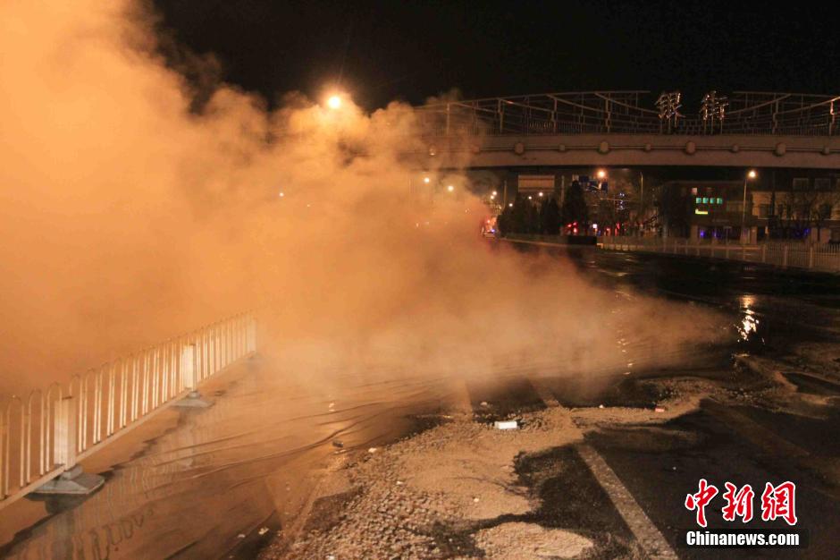 北京东单路口一地下热力管道发生漏水事故