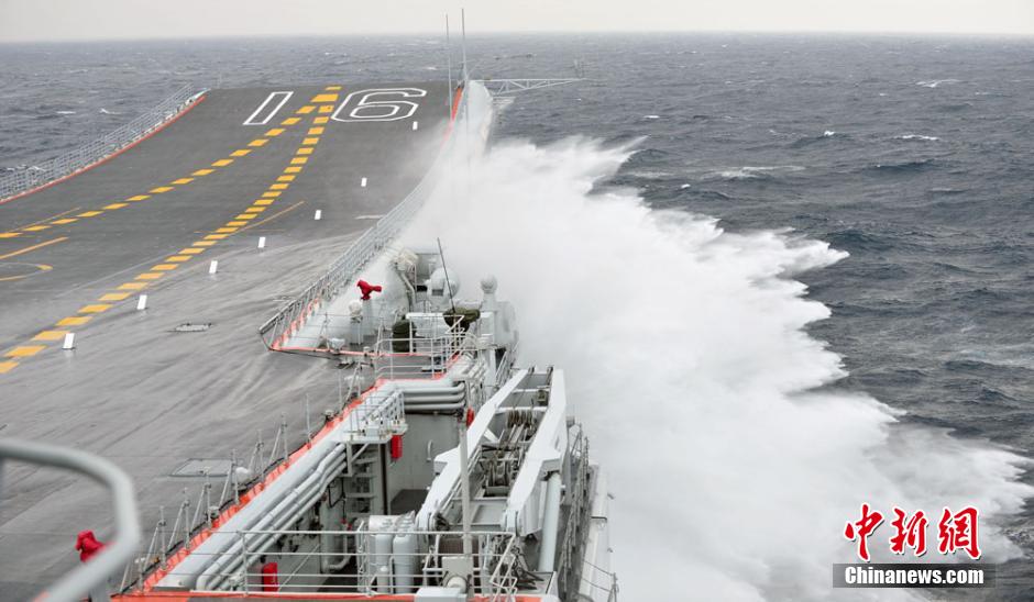 图为辽宁舰利用南海海域自然条件进行大风浪航行试验。中新社发 胡锴冰 摄